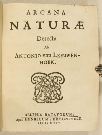 Capa do livro Arcana Naturae de Antonie van Leeuwenhoek